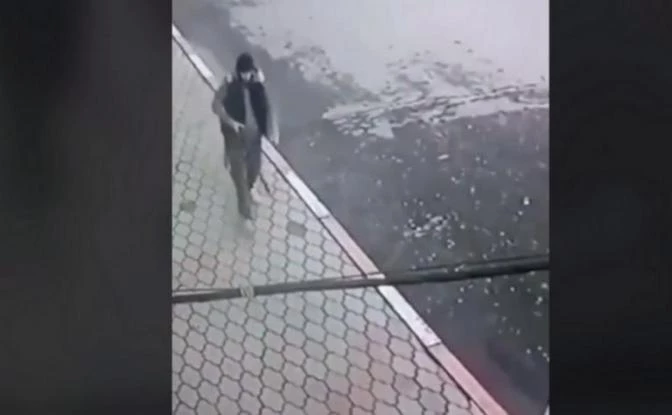 H στιγμή που ο ισλαμιστής του ISIS σκοτώνει πέντε γυναίκες σε ορθόδοξη εκκλησία της Ρωσίας (βίντεο)